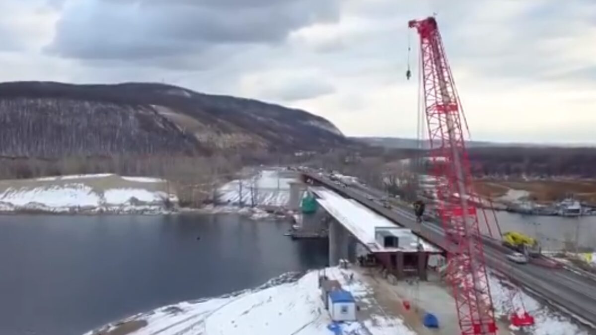 На мосту через реку Сок в Самарской области началась финальная надвижка пролетных строений twitter.com/STS_Camapa