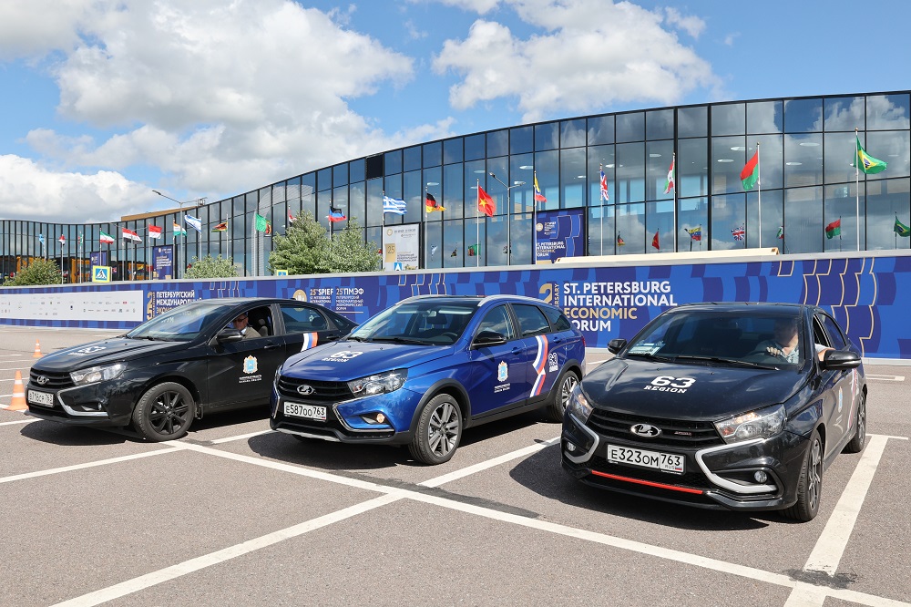 Делегация Самарской области участвует в ПМЭФ со своим автопарком LADA samregion.ru