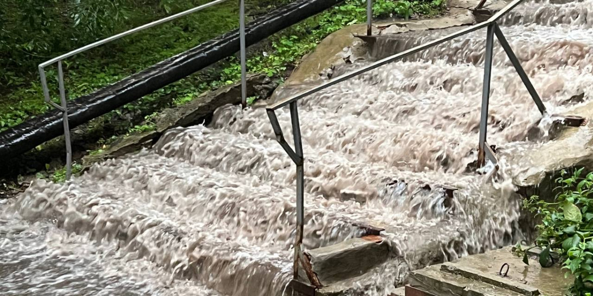 В Самаре порыв водовода привел к потопу на Вольской улице редакции