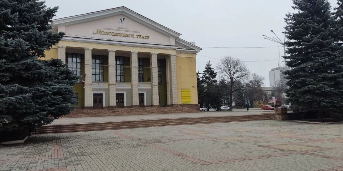Глава самарского кабинета министров Виктор Кудряшов провел День Учителя в городе Снежное ДНР редакции