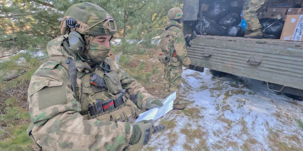 Самарские бойцы приютили в зоне СВО бездомного щенка редакции