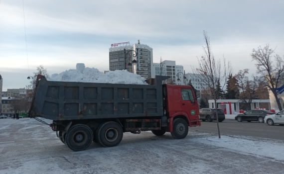 Уборкой снега в Тюмени заняты круглосуточно