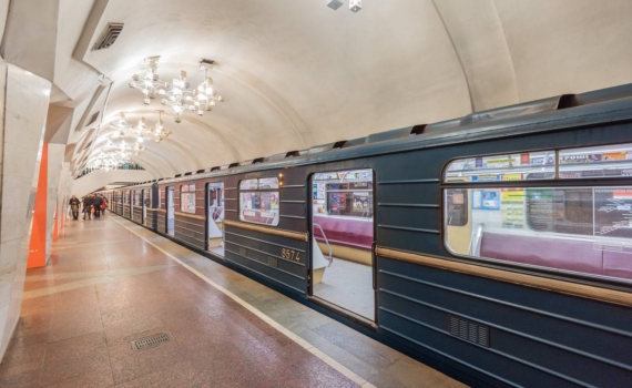 Пассажир упал на рельсы в метро Петербурга