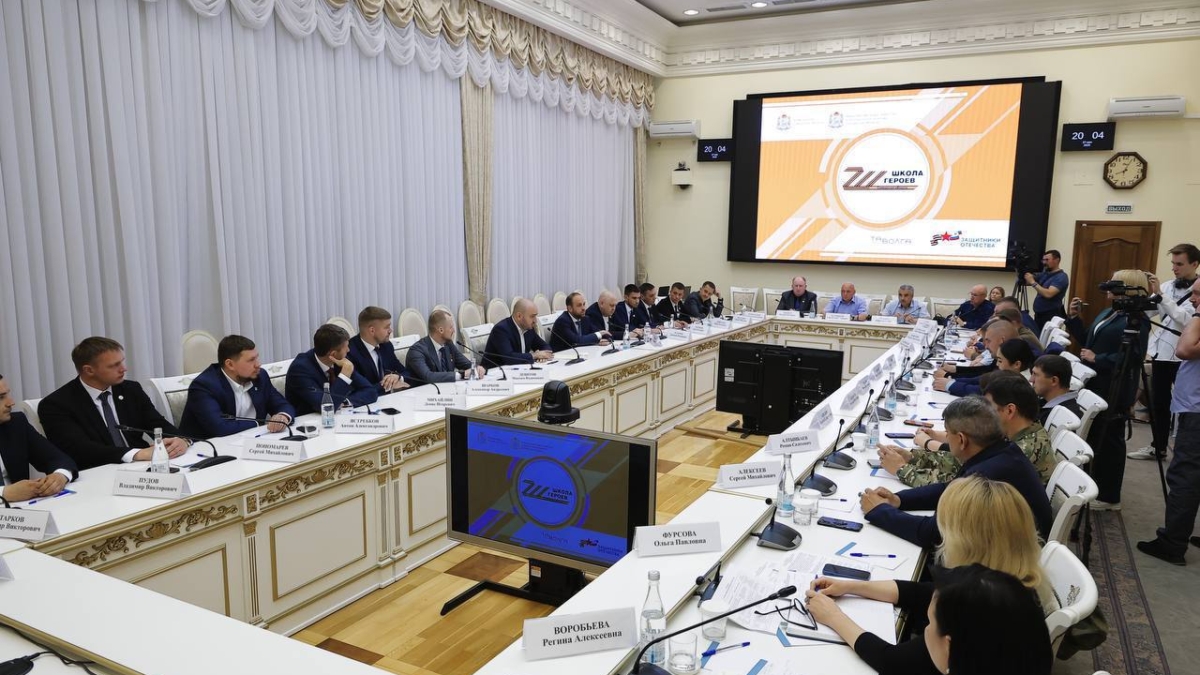 Вячеслав Федорищев встретился с выпускниками первого потока регпрограммы «Школа героев» пресс-служба правительства Самарской области