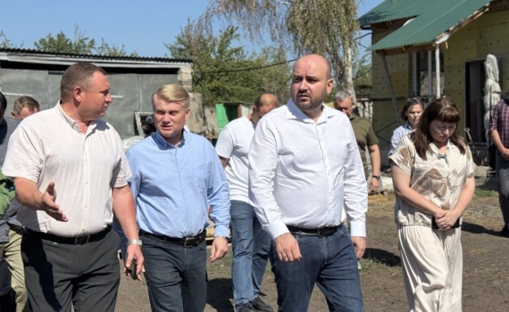 Самарский губернатор прибыл в подшефный город ДНР Снежное