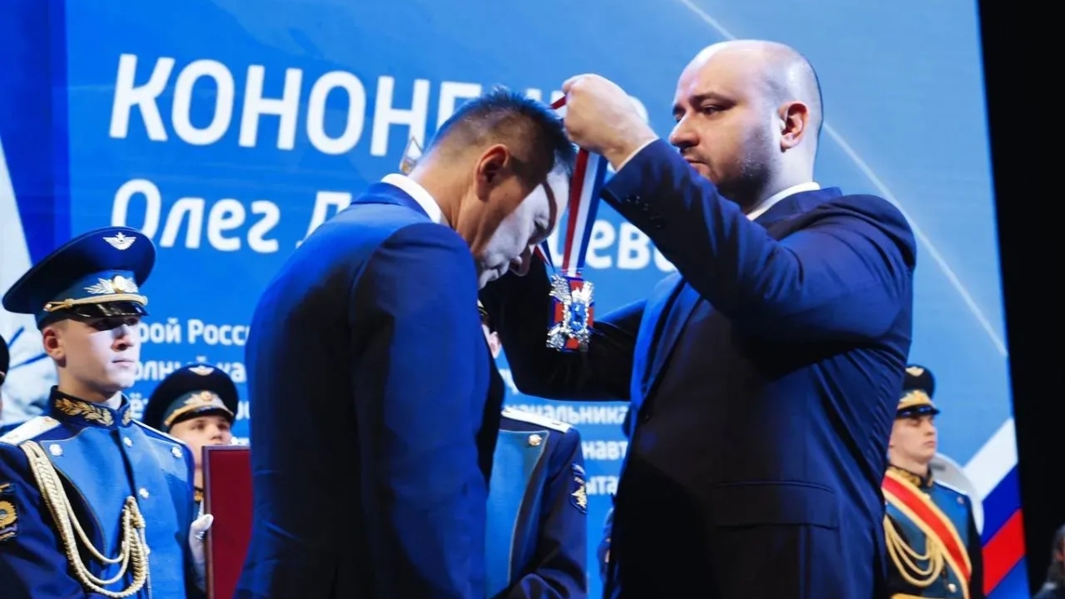 В Самаре губернатор Федорищев поздравил с Днем народного единства жителей и вручил награды пресс-службы правительства Самарской области