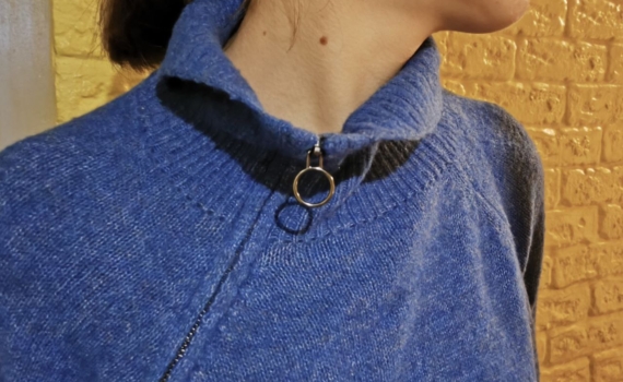 Папин свитер с молнией: почему зумеры надели тренд из 90-х — мода вне времени Папин свитер с молнией: почему зумеры надели тренд из 90-х — мода вне времени