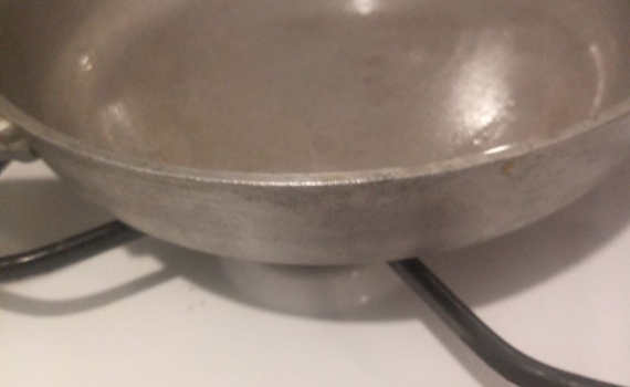 Антипригарный эффект сковороды: почему чугунная улучшается со временем, а тефлоновые умирают Антипригарный эффект сковороды: почему чугунная улучшается со временем, а тефлоновые умирают