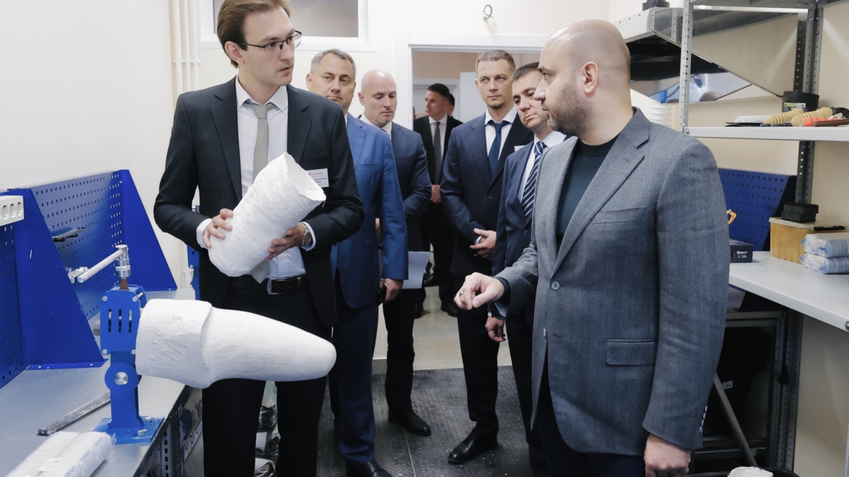 Губернатор Вячеслав Федорищев посетил протезный центр нового поколения в Тольятти И.Макеева/ пресс- служба правительства Самарской области