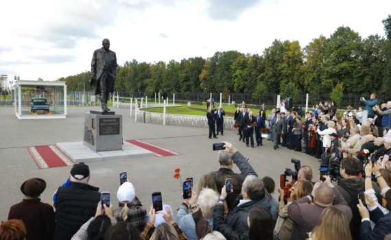 В присутствии губернатора Вячеслава Федорищева в Тольятти открыли памятник первому гендиректору АВТОВАЗа В присутствии губернатора Вячеслава Федорищева в Тольятти открыли памятник первому гендиректору АВТОВАЗа
