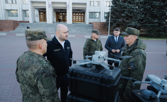 В Самаре губернатор передал спецтехнику для участников СВО и бойцов отряда «БАРС – Крылья» В Самаре губернатор передал спецтехнику для участников СВО и бойцов отряда «БАРС – Крылья»